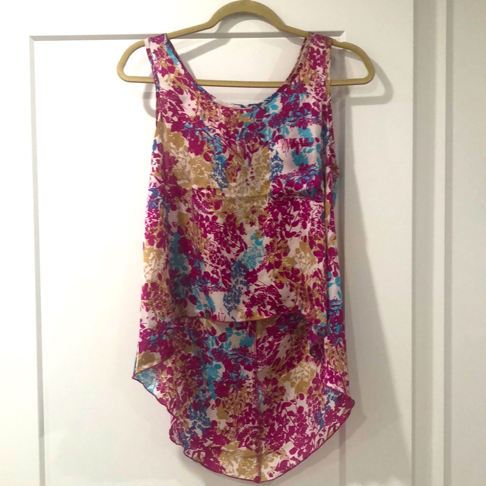 Floral high-low blouse.